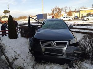 Un șofer de 19 ani nu a oprit la bariera de cale ferată și a fost lovit de tren la Râșnov