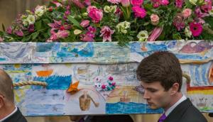 Învățătoare înmormântată într-un sicriu acoperit cu desenele elevilor, devastați de moartea femeii, răpusă de cancer