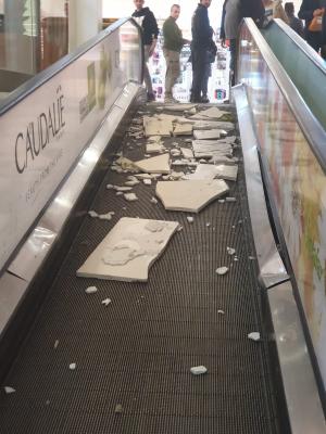 La un pas de tragedie într-un mall din București! Plăci mari de marmură s-au desprins de pe un stâlp și au căzut pe scările rulante