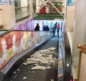 La un pas de tragedie într-un mall din București! Plăci mari de marmură s-au desprins de pe un stâlp și au căzut pe scările rulante