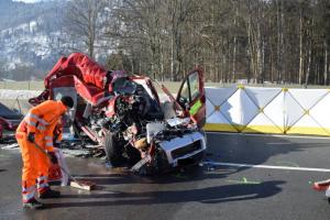 Imaginea groazei pentru un şofer român de TIR: o dubiţă pulverizată pe şosea, după ce a intrat în camionul lui, în Austria