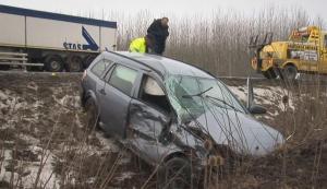 Cinci români, victime într-un accident în Ungaria. Maşina lor, izibită de un TIR, a zburat în şanţ