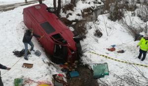 Un microbuz cu români care se întorceau din Italia s-a răsturnat într-un pârâu în Bacău