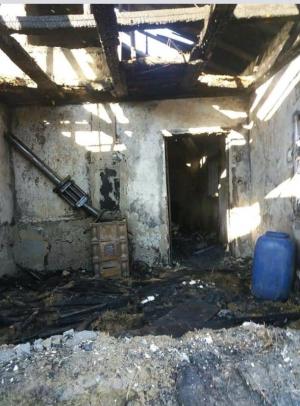 Apelul disperat al lui Alin, tânărul tată căruia i-a ars casa, în Botoşani: "Am patru copii, nu pot să-i ţin pe drumuri!"