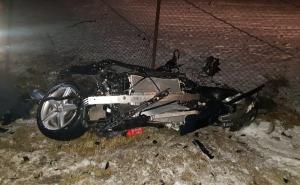 Noi imagini de la locul tragediei din Cluj, unde Gabi a murit după ce prietenul ei s-a izbit cu Mercedes-ul de un stâlp metalic (Video)