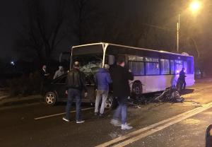 Accident cumplit pe Șoseaua Petricani din București. Un Audi a fost izbit de un autobuz (Video)