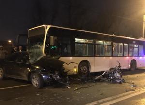 Accident cumplit pe Șoseaua Petricani din București. Un Audi a fost izbit de un autobuz (Video)