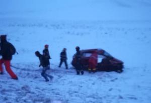 O tânără a murit pe loc într-un accident teribil, pe drumul Botoşani - Iaşi. Maşina în care a pierit fata a fost izbită violent de un TIR