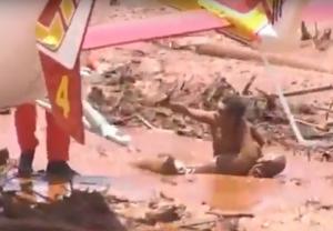 Imagini dramatice după ce un baraj minier s-a rupt în Brazilia. Oamenii au fost înghițiți de valul de noroi (Video)