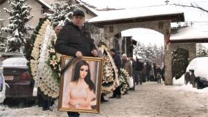 Gabriela Rîpan, condusă pe ultimul drum de sute de oameni. Fata a fost înmormântată într-un sicriu alb (Video)