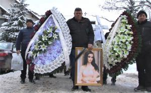 Gabriela Rîpan, condusă pe ultimul drum de sute de oameni. Fata a fost înmormântată într-un sicriu alb (Video)
