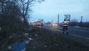 Primele imagini de la accidentul mortal din Buchin. O maşină s-a rupt în două după impactul cu un autobuz (Vdeo)
