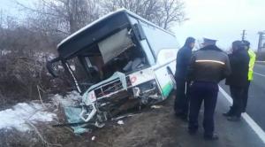 Primele imagini de la accidentul mortal din Buchin. O maşină s-a rupt în două după impactul cu un autobuz (Vdeo)