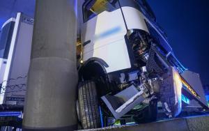 Un TIR românesc cu cauciucuri de vară a blocat 6 ore o autostradă din Austria