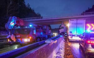 Un TIR românesc cu cauciucuri de vară a blocat 6 ore o autostradă din Austria