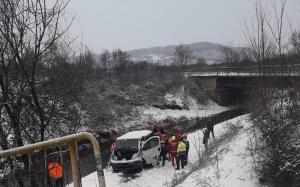 Accident cu 7 victime la Veştem, în Sibiu. Un microbuz a zburat zeci de metri de pe şosea, într-o râpă