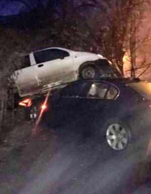 Accident spectaculos la Galaţi, un Matiz s-a urcat pe un BMW