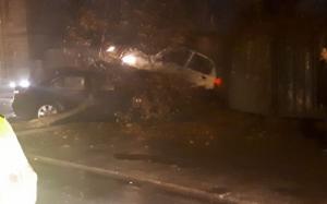 Accident spectaculos la Galaţi, un Matiz s-a urcat pe un BMW