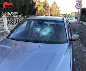 Un român a distrus maşina fostei iubite, în Italia, apoi a alergat-o cu ciocanul, pe stradă
