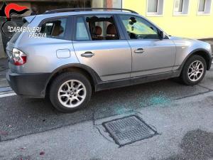 Un român a distrus maşina fostei iubite, în Italia, apoi a alergat-o cu ciocanul, pe stradă