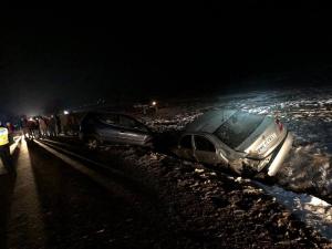 Un Audi răsturnat, un Mercedes distrus, victime la spital, după un impact frontal pe o şosea din Mureş