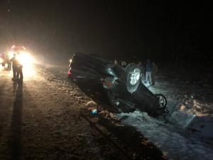 Un Audi răsturnat, un Mercedes distrus, victime la spital, după un impact frontal pe o şosea din Mureş