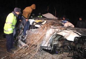 Un BMW cu volan pe dreapta a zburat zeci de metri, a distrus podețe și a ajuns într-o curte la Grăjdana, Buzău. 2 tineri au murit pe loc