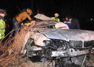 Un BMW cu volan pe dreapta a zburat zeci de metri, a distrus podețe și a ajuns într-o curte la Grăjdana, Buzău. 2 tineri au murit pe loc