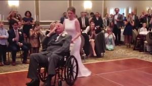 Imagini emoţionante. O tânără mireasă dansează alături de tatăl ei, aflat pe moarte (Video)