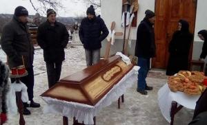 N-au primit moarta în biserică, la Bacău, pentru că era săracă. Bărbatul îi murise cu o zi înainte