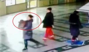 Momentul şocant în care o femeie din China fură un bebeluş dintr-o maternitate (Video)