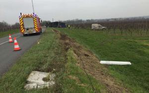 Un şofer român de TIR rupt de beat a răsturnat camionul, apoi s-a luat la ceartă cu poliţiştii, în Franţa