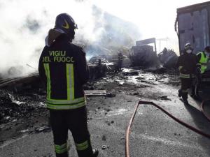 Şofer român de TIR salvat din cabina în flăcări, în Italia. Un alt român e rănit, trei camioane distruse