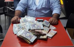 Un bărbat din Lugoj a câştigat 60.000 de euro la pariuri, apoi a postat pe Facebook fotografia cu banii, dedicaţie pentru "duşmani"