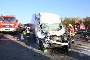 Un şofer român a intrat cu viteză într-un TIR staţionat, pe o autostradă din Germania
