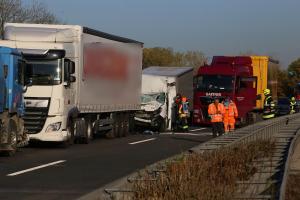 Un şofer român a intrat cu viteză într-un TIR staţionat, pe o autostradă din Germania