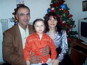 Povestea tragică a celor doi părinţi găsiţi morţi lângă fiul lor răpus de cancer, în Constanţa