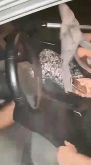 Bărbatul filmat de soţie cu amanta, goi în maşină, în Gorj, şi-a lăsat nevasta în drum (video)