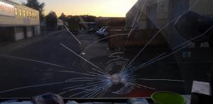 Şoferi români atacaţi noaptea cu pietre, în timp ce dormeau în cabine, în Anglia