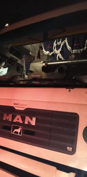 Şoferi români atacaţi noaptea cu pietre, în timp ce dormeau în cabine, în Anglia
