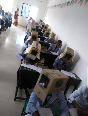 Elevi puși să poarte cutii de carton pe cap, ca să nu copieze la examen, în India