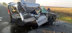 Dubiţă distrusă lângă Timişoara, impact cu un TIR, o camionetă, un microbuz şi un autoturism