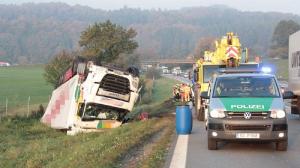 Un şofer român de TIR a pus camionul cu roţile în sus pe marginea unei şosele din Germania