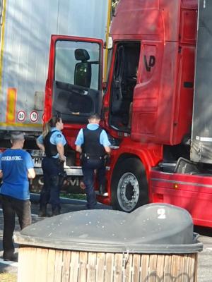 Doi şoferi români de TIR, urmăriţi de un coleg bulgar în Franţa şi daţi pe mâna poliţiei