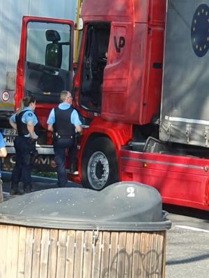 Doi şoferi români de TIR, urmăriţi de un coleg bulgar în Franţa şi daţi pe mâna poliţiei