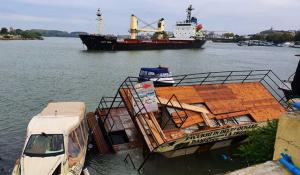 O navă cargo uriaşă a distrus şi scufundat un ponton pe faleza din Tulcea