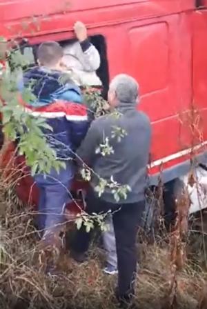 Un şofer de TIR iese din cabină pe geam, îngrozit, după ce l-a lovit un alt camion, pe A1, la Cireşu (video)