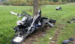 Hyundai i30 imposibil de recunoscut, rupt în bucăţi pe o şosea din Germania