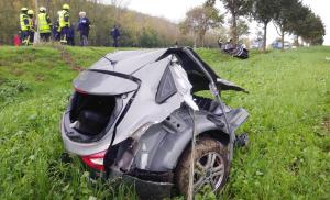 Hyundai i30 imposibil de recunoscut, rupt în bucăţi pe o şosea din Germania