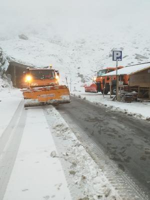 Zăpadă la munte. A nins în Braşov, Sibiu şi Harghita, pe Transfăgăraşan drumarii intervin pentru deszăpezire (Video)